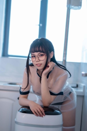 Coser-七月喵子-Girl-in-glasses-with-yogurt-11