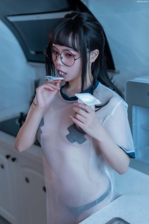 Coser-七月喵子-Girl-in-glasses-with-yogurt-30