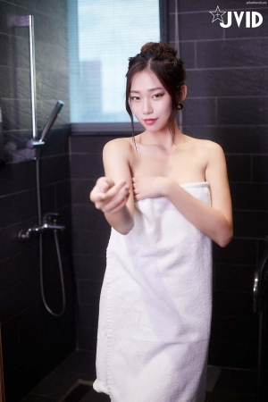 JVID-Towel-slipped-off-and-revealed-naked-figure-Verna-027